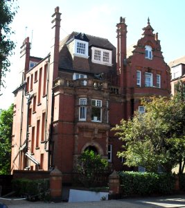 77_The_Drive,_Hove_(NHLE_Code_1187591)_(July_2010)