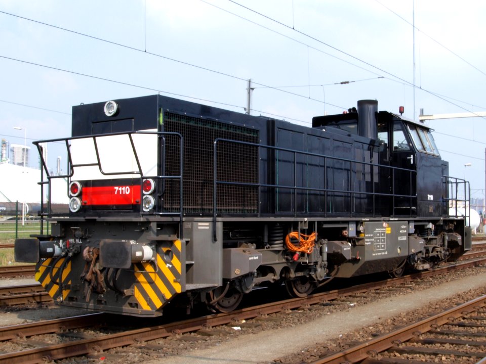 7110_Diesel_loc_at_Port_of_Rotterdam_p2_05April2009
