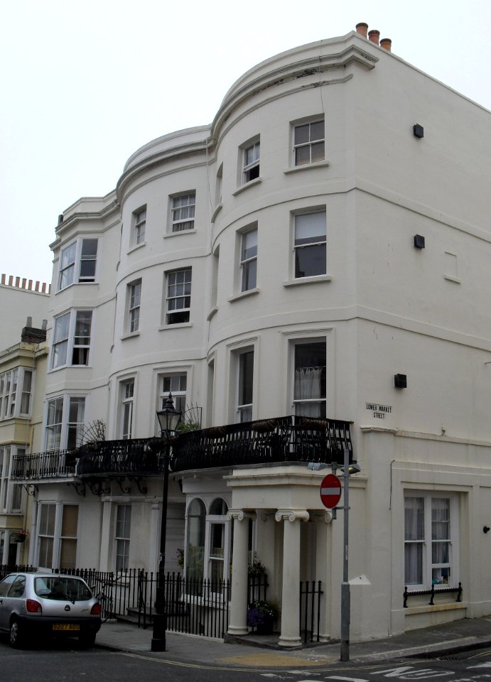 4–6_Waterloo_Street,_Hove_(NHLE_Code_1187595)_(July_2010)
