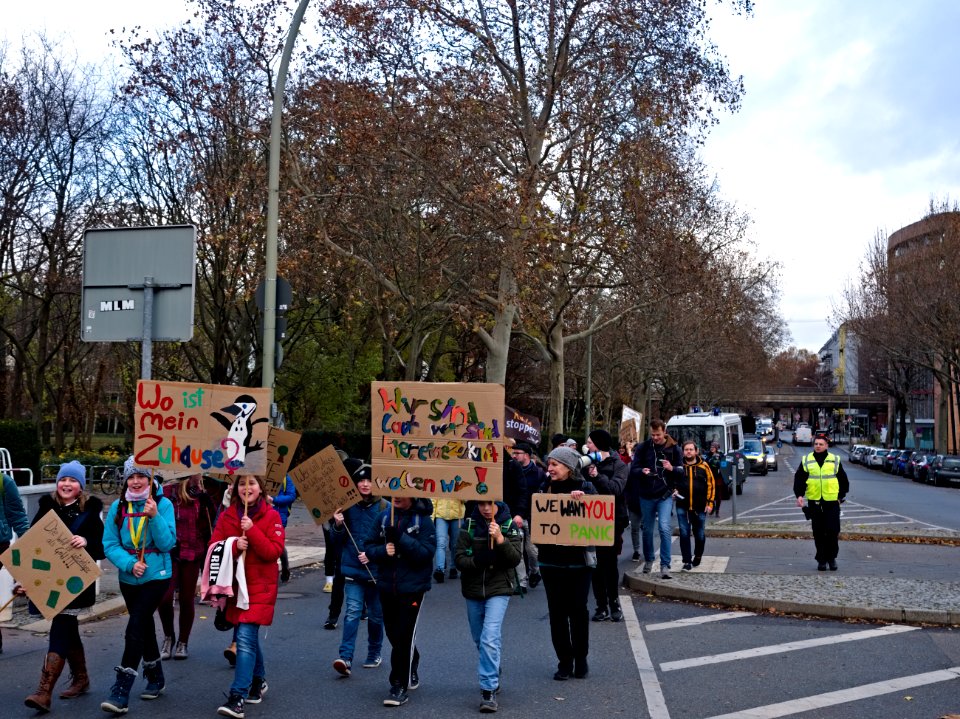 4th_Global_Climate_Strike_Berlin_demonstration_on_the_way_joining_the_FridaysForFuture_demonstration_01