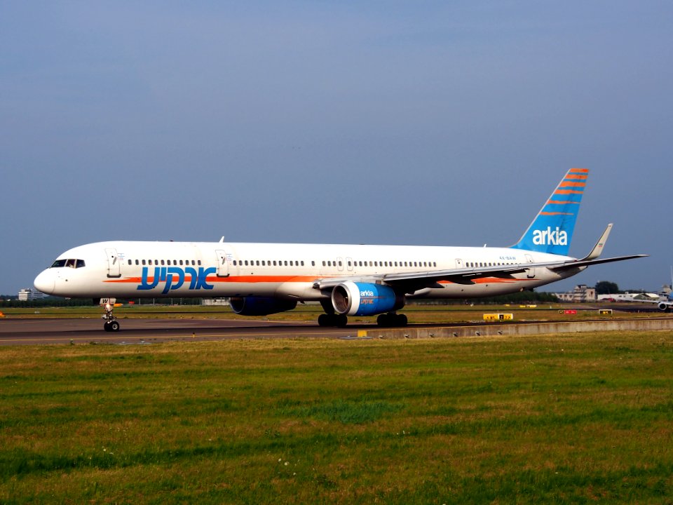 4X-BAW_Arkia_-_Israeli_Airlines_Boeing_757-3E7(WL)_-_cn_30179,_taxiing_22july2013_pic-006