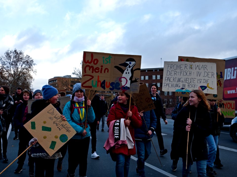 4th_Global_Climate_Strike_Berlin_demonstration_on_the_way_joining_the_FridaysForFuture_demonstration_04