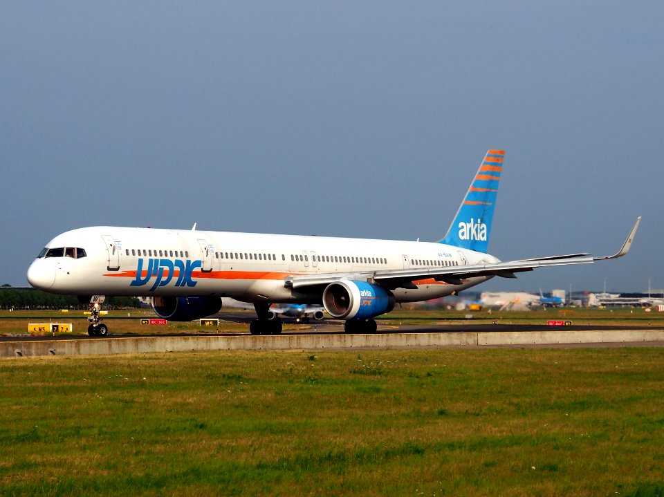 4X-BAW_Arkia_-_Israeli_Airlines_Boeing_757-3E7(WL)_-_cn_30179,_taxiing_22july2013_pic-004