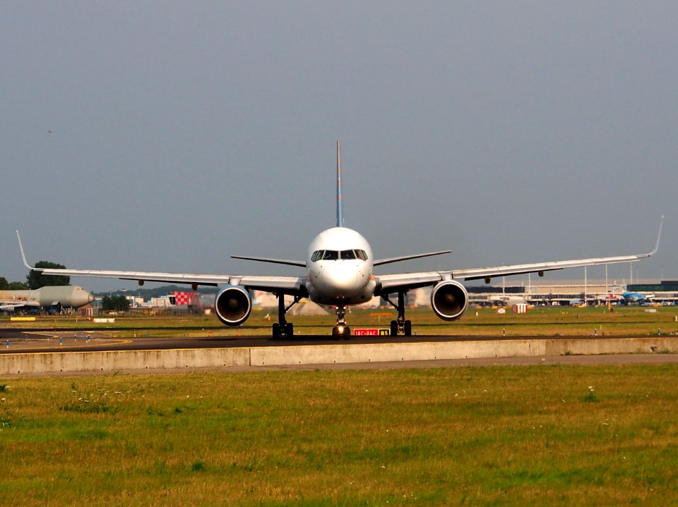 4X-BAW_Arkia_-_Israeli_Airlines_Boeing_757-3E7(WL)_-_cn_30179,_taxiing_22july2013_pic-001