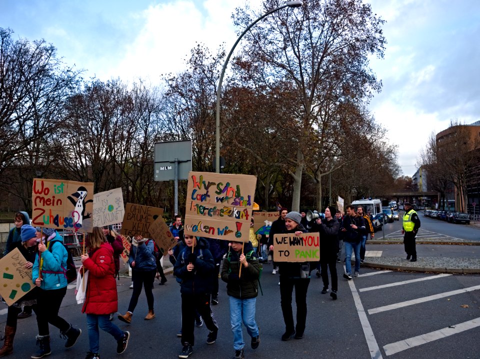 4th_Global_Climate_Strike_Berlin_demonstration_on_the_way_joining_the_FridaysForFuture_demonstration_02
