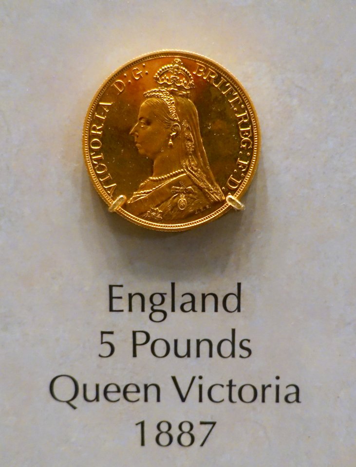 5_Pounds,_England,_Queen_Victoria,_1887_-_National_Museum_of_American_History_-_DSC00276