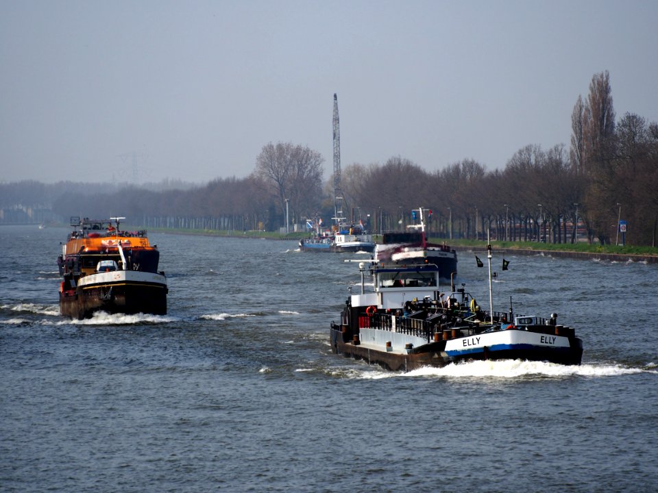 5_barges_on_the_Amsterdam-Rijn_kanaal