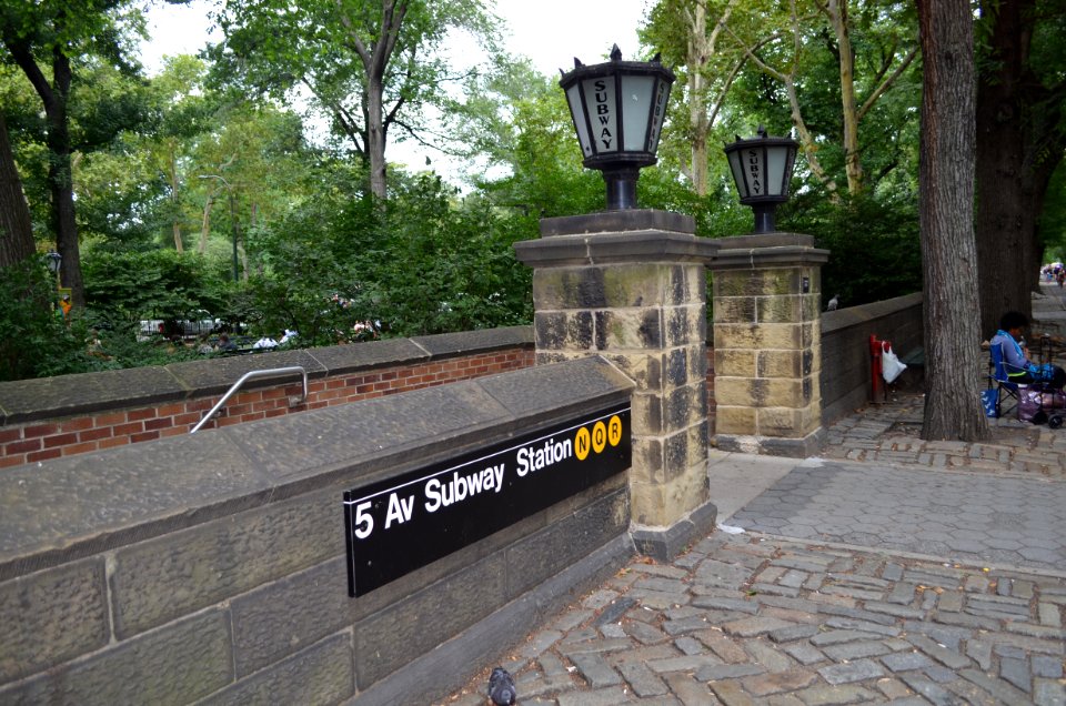 5_Av_Subway_Station_entrance
