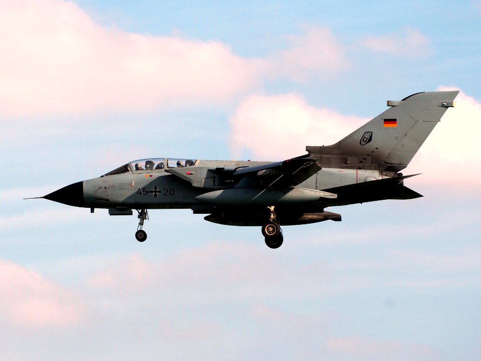 45+20_Panavia_Tornado_landing_at_Büchel_Air_Base,_Germany,_photo_1
