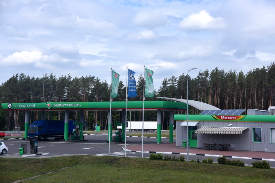 4559_Belorusneft_and_Belneftekhim_petrol_station,_Hrodna_Region,_Belarus._May_2019