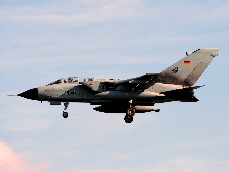 45+64_Panavia_Tornado_landing_at_Büchel_Air_Base,_Germany,_photo_1