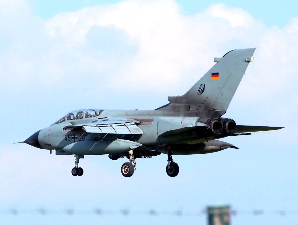 45+20_Panavia_Tornado_landing_at_Büchel_Air_Base,_Germany,_photo_3