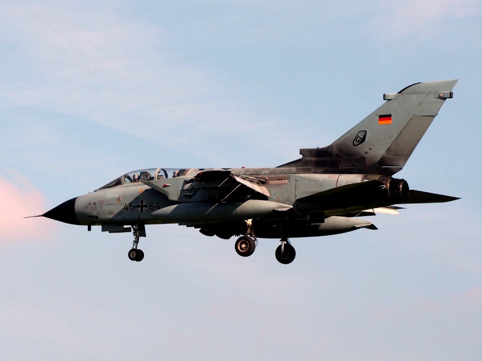 45+64_Panavia_Tornado_landing_at_Büchel_Air_Base,_Germany,_photo_2