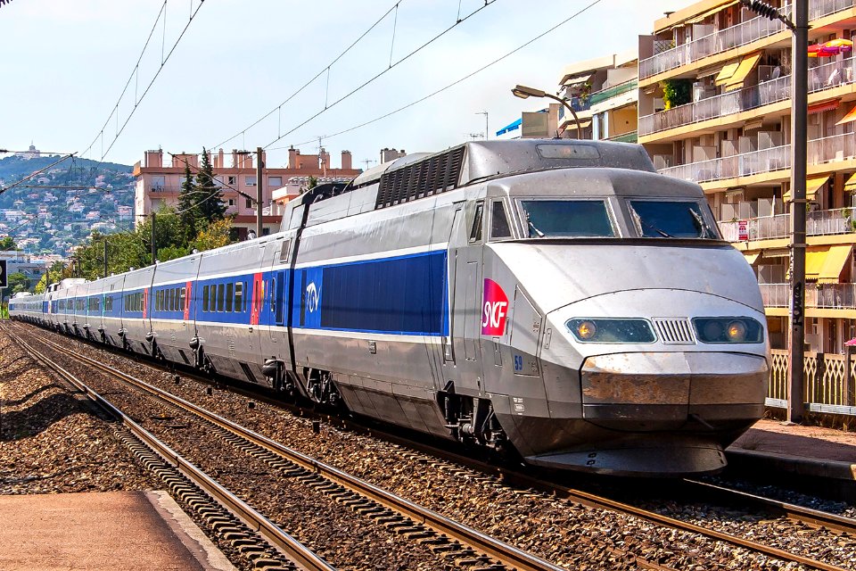 59,_France,_Provence_-_the_Alps_-_the_French_riviera,_Canes_-_Antibes_stretch,_near_Juan-les-Pins_train_stop_(Trainpix_153479)