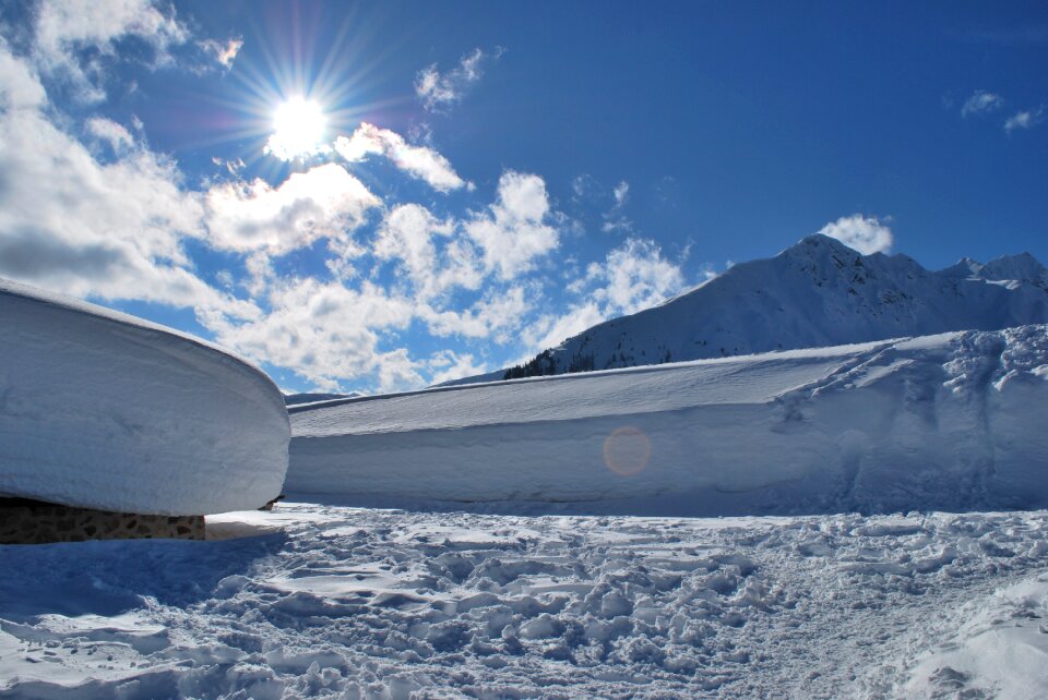 The snow heavy roof houde