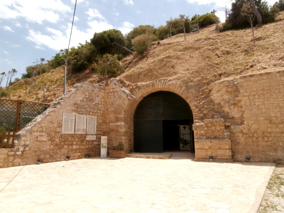 5142849_Stoa_Makasi_entrance
