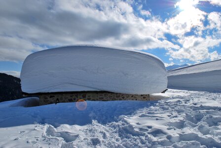 The snow heavy roof houde