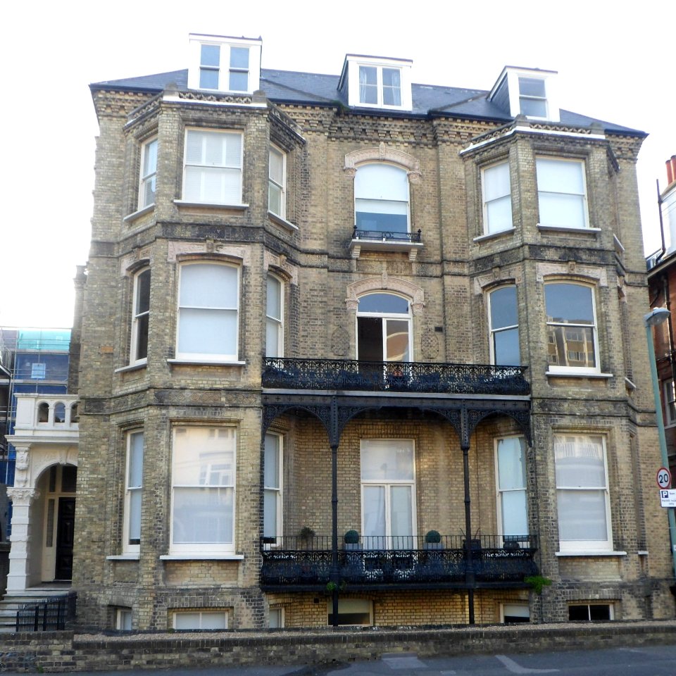 6_Third_Avenue,_Hove_(NHLE_Code_1187594)_(April_2013)
