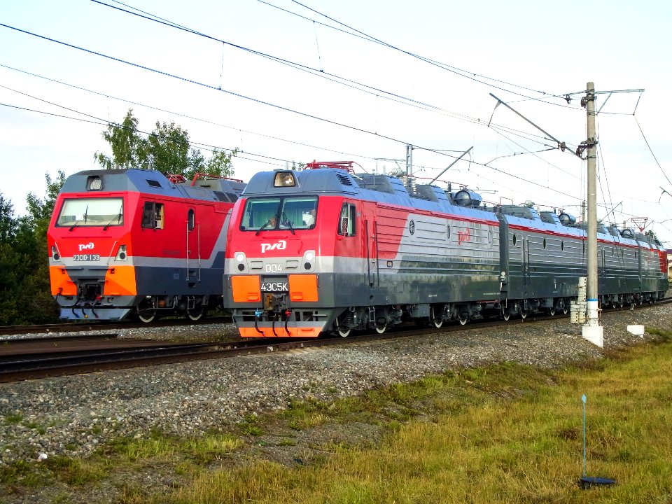 4ES5K-004_and_2ES10-139_(3ES10)_-_EXPO-1520_train_parade_2017