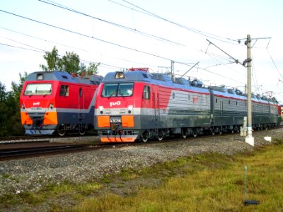 4ES5K-004_and_2ES10-139_(3ES10)_-_EXPO-1520_train_parade_2017
