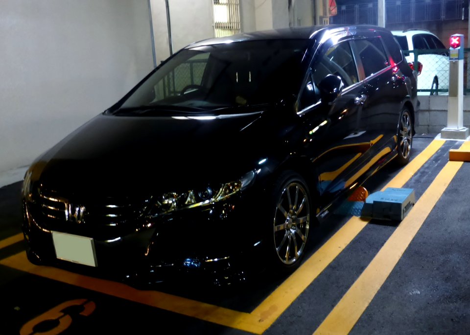 4th_generation_Honda_ODYSSEY_Absolute_at_night_front