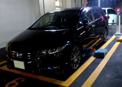 4th_generation_Honda_ODYSSEY_Absolute_at_night_front