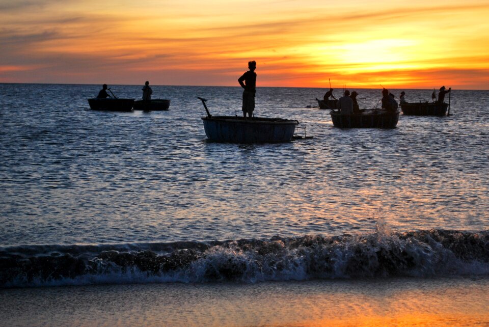 Cat tien dawn dawn on the sea salary photo