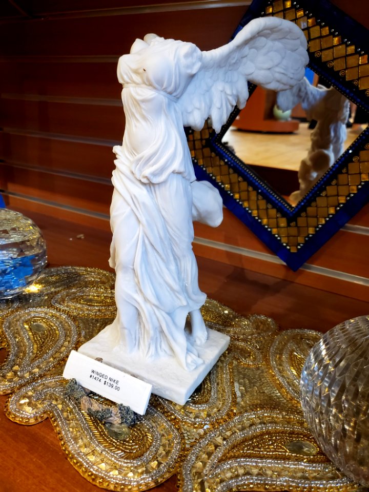 20191124_150842_Nike_of_Samothrace_in_the_gift_shop