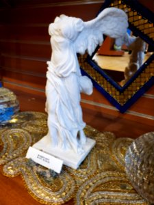20191124_150842_Nike_of_Samothrace_in_the_gift_shop