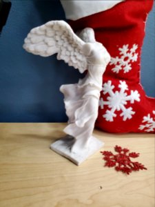20191124_094003_Nike_of_Samothrace_featured_with_a_Christmas_stocking