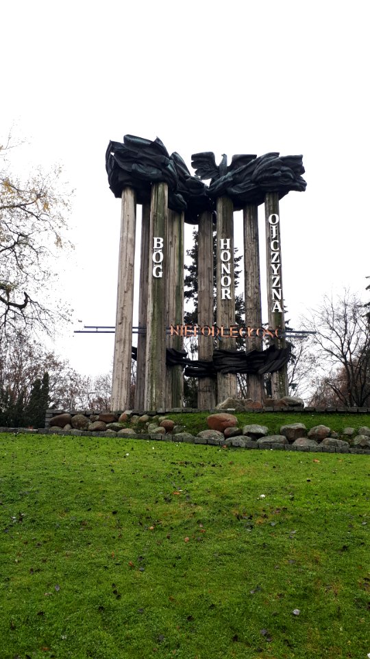 20191111_090515_Monument_to_the_Heroes_of_the_Earth_Białystok