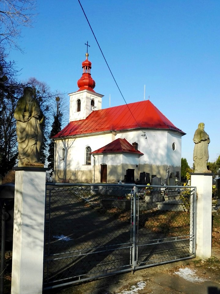 2020_Koňákov_church_with_statues