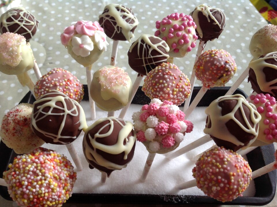 Cake pops pink chocolate