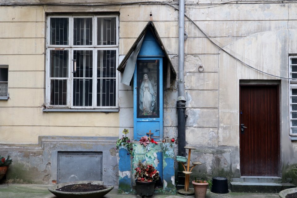 2020_Warszawa_Jasna_17,_kapliczka
