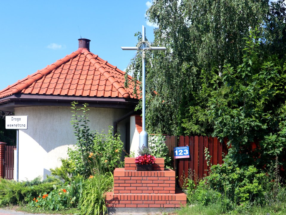 2020_Warszawa_Kąty_Grodziskie_ok._Atrakcyjnej,_krzyż