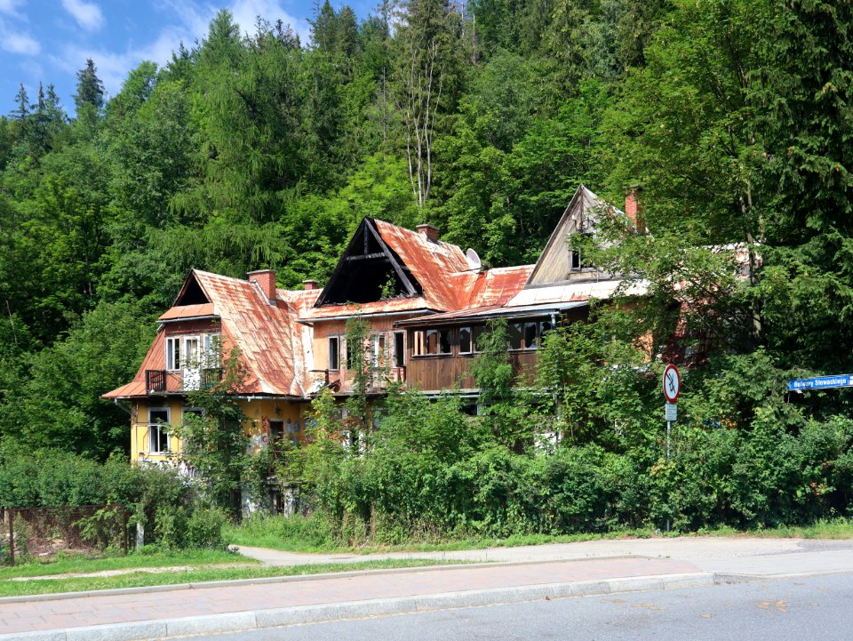 2020_Zakopane_Bulwary_Słowackiego-Broniewskiego,_opuszczona_willa