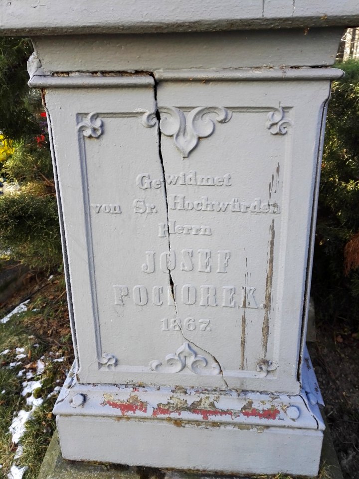 2020_Koňákov_cemetery_cross_(detal)
