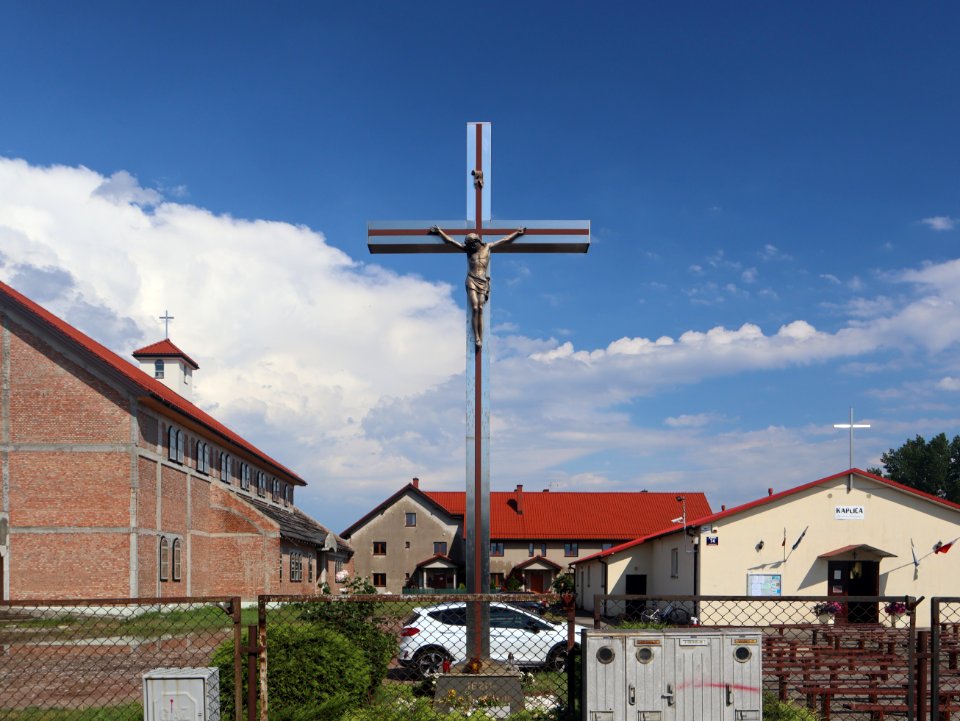 2020_Warszawa_Głębocka,_Parafia_św._Szczepana_Pierwszego_Męczennika,_krzyż