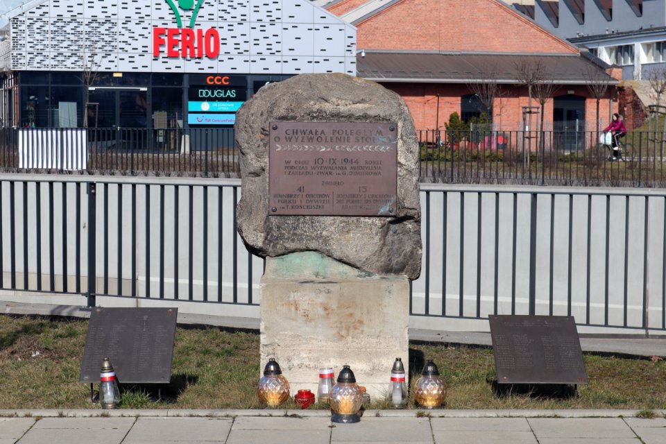 2020_Warszawa_Żegańska,_pomnik,_1