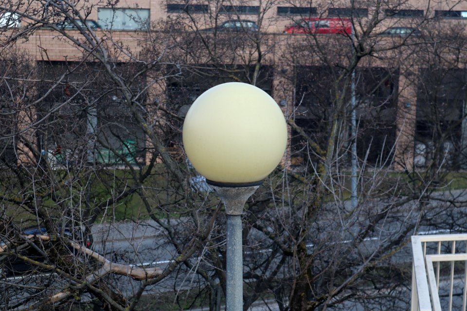 2020_Warszawa_Jana_Pawła_II,_latarnia_parkowa