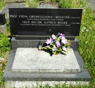 2020_Náhrobek_Bolek_a_Grünfeldová