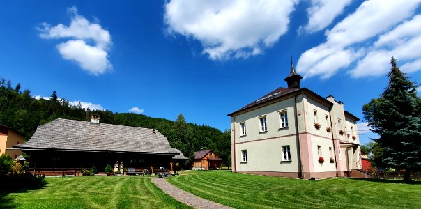 2020_Dolní_Lomná_museum_and_school