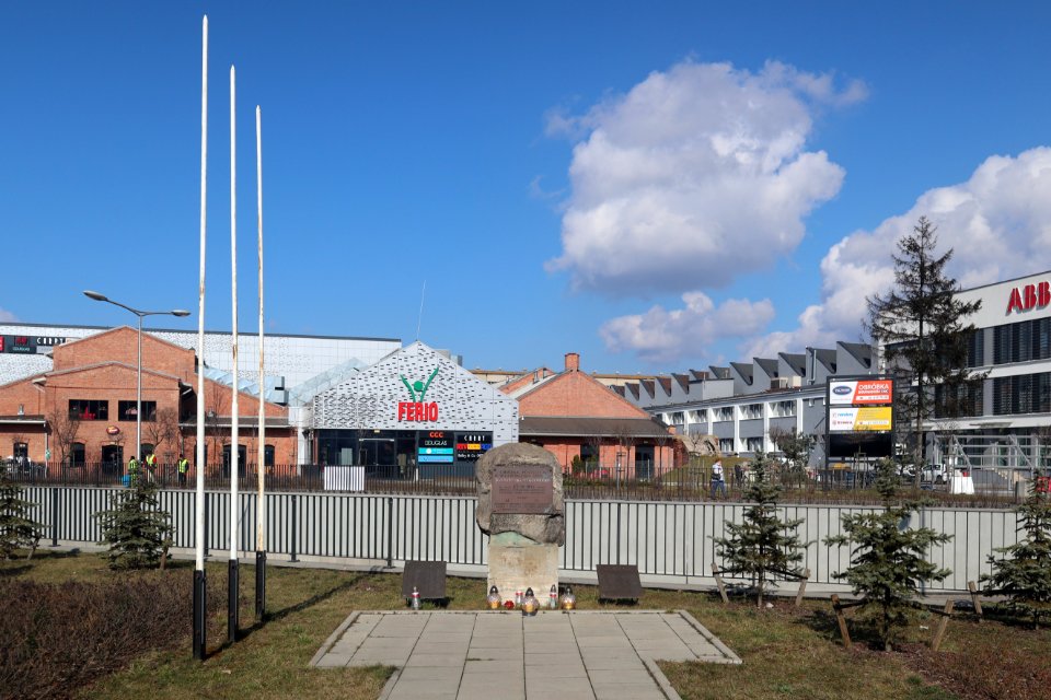 2020_Warszawa_Żegańska,_pomnik,_3