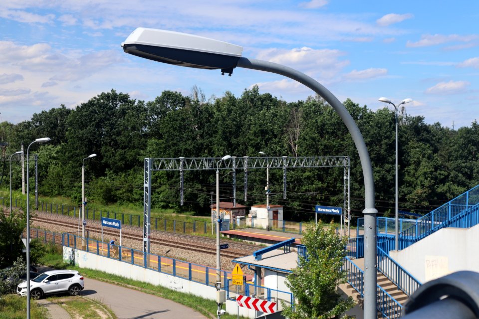 2020_Warszawa_Klasyków,_latarnia_koło_stacji