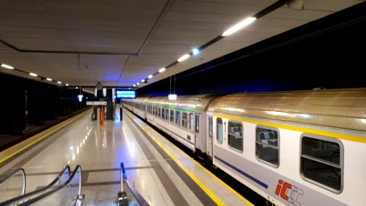 20191224_054656_Interior_of_Łódź_Fabryczna_train_station