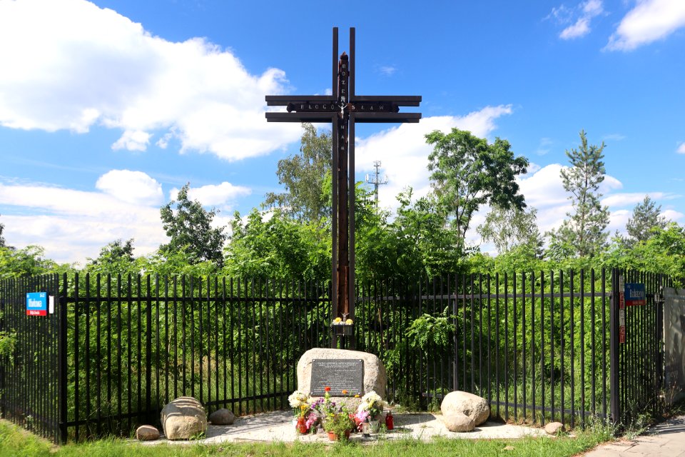 2020_Warszawa_Bohaterów-Ołówkowa,_krzyż