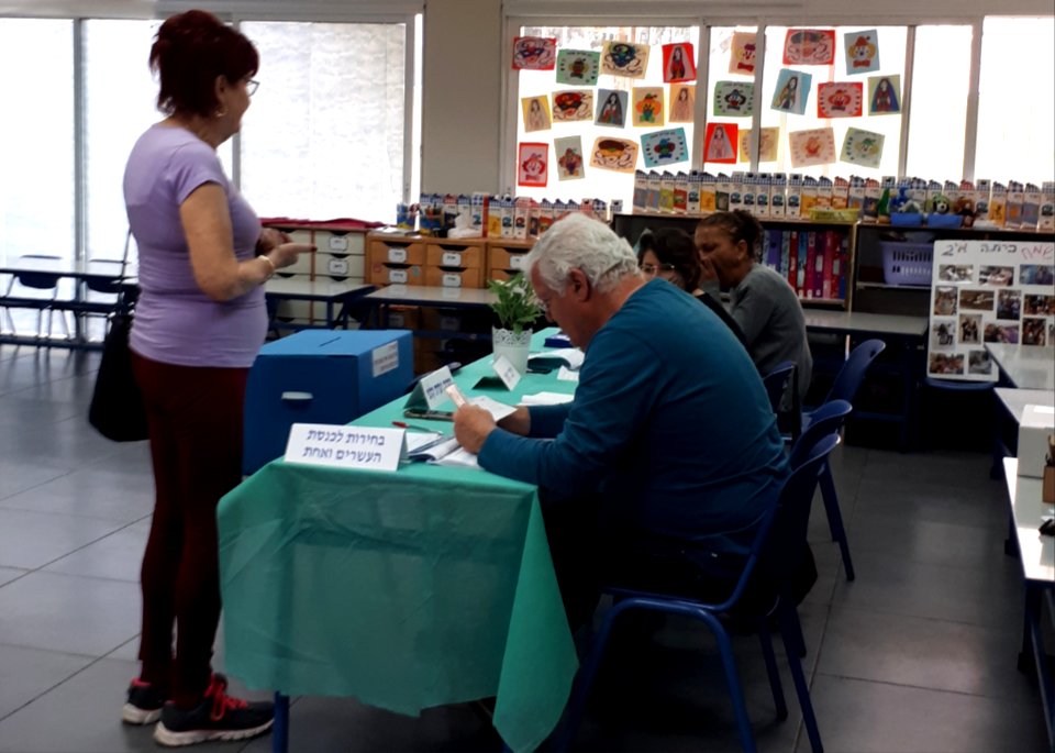 20190409_091600_Polling_station_in_Israel_(cropped)