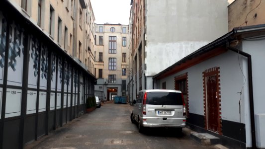 20190203_152221_Piotrkowska_street_courtyard
