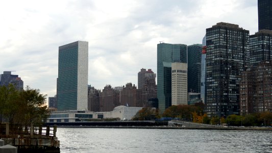 2019.11.05.153429_United_Nations_East_River_Roosevelt_Island_New_York_City