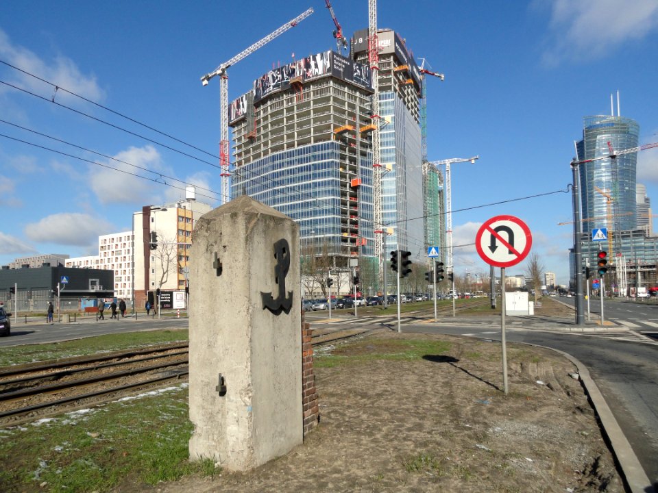 2019_Warszawa_ocalały_fragment_bramy_na_teren_Dworca_Towarowego,_3